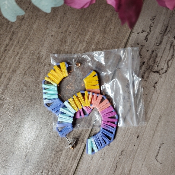 NWT Pastel Octogonal Raffia Open Hoop Earrings - Picture 7 of 14